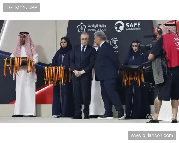 记者批评皇马TV攻击裁判行为称其符合弗洛伦蒂诺一贯作风令人遗憾 记者批评皇马TV攻击裁判行为称其符合弗洛伦蒂诺一贯作风令人遗憾